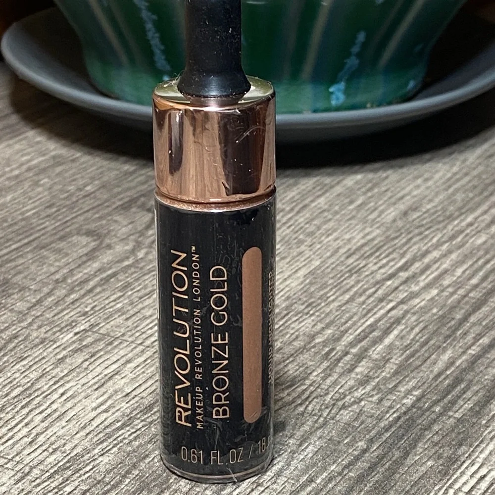 🌹5 for $25🌹 Revolution Bronze Gold Liquid Highlighter